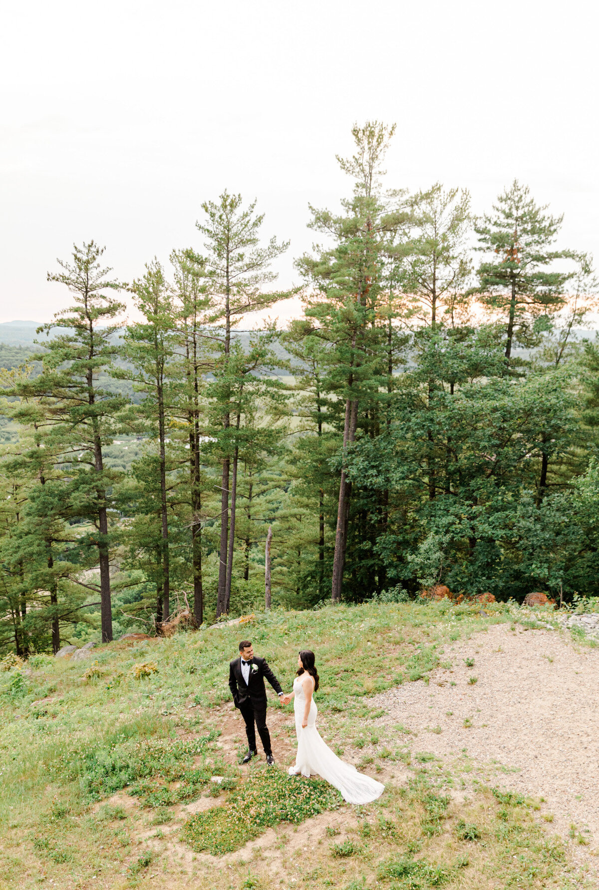 mahsa-mustafa-belvedere-wakefield-quebec-wedding-grey-loft-studio-2021-85