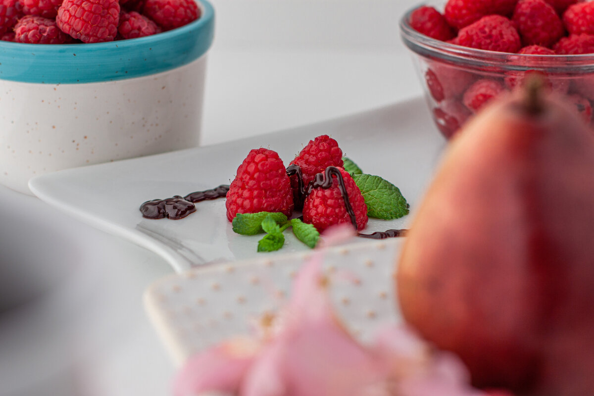 foodphotography_bakedpears_chocolaterasberrysauce-4712