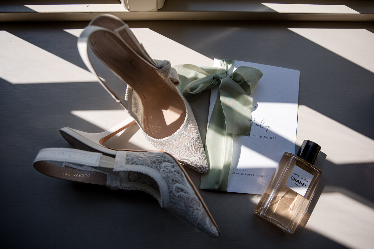 Souliers de mariés Dior - Parfum Chanel - Voeux de mariage - Elmore Court Gloucestershire - Angleterre - PHotographie de mariage