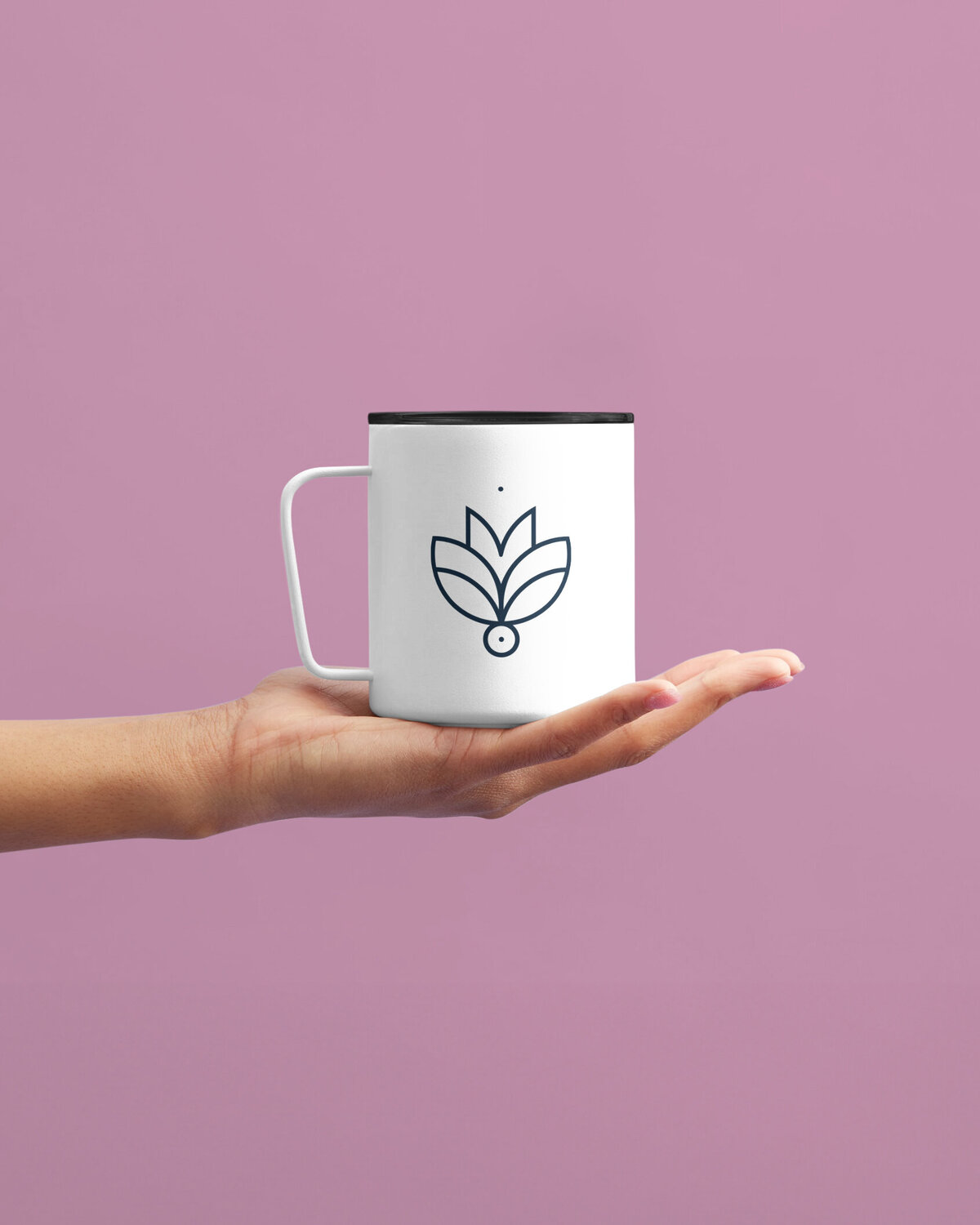 MEHR logo op witte koffiebeker met roze achtergrond