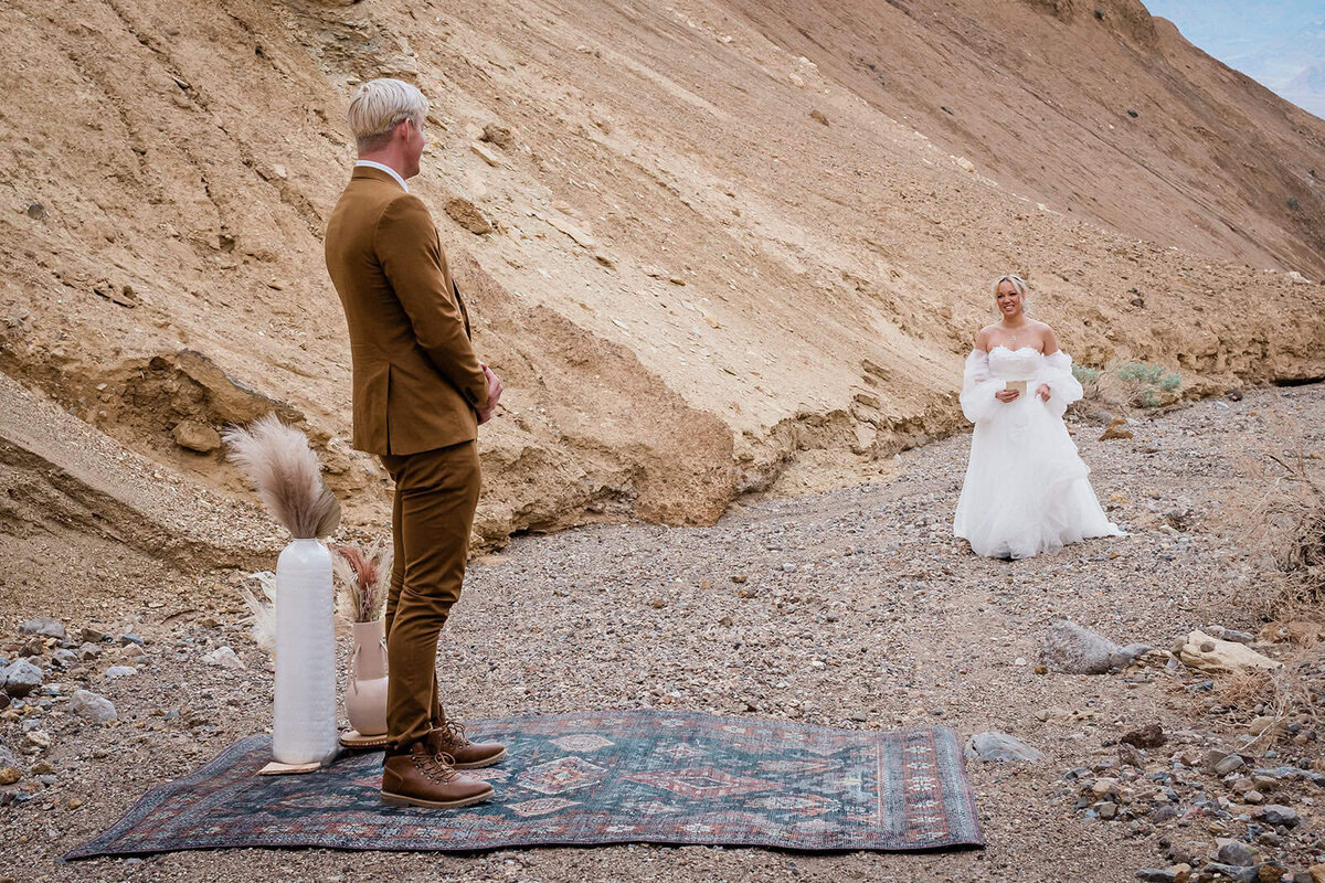 what-does-an-elopement-wedding-in-breakfast-canyon-in-death-valley-look-like-Soul-and-Sky-Weddings-2