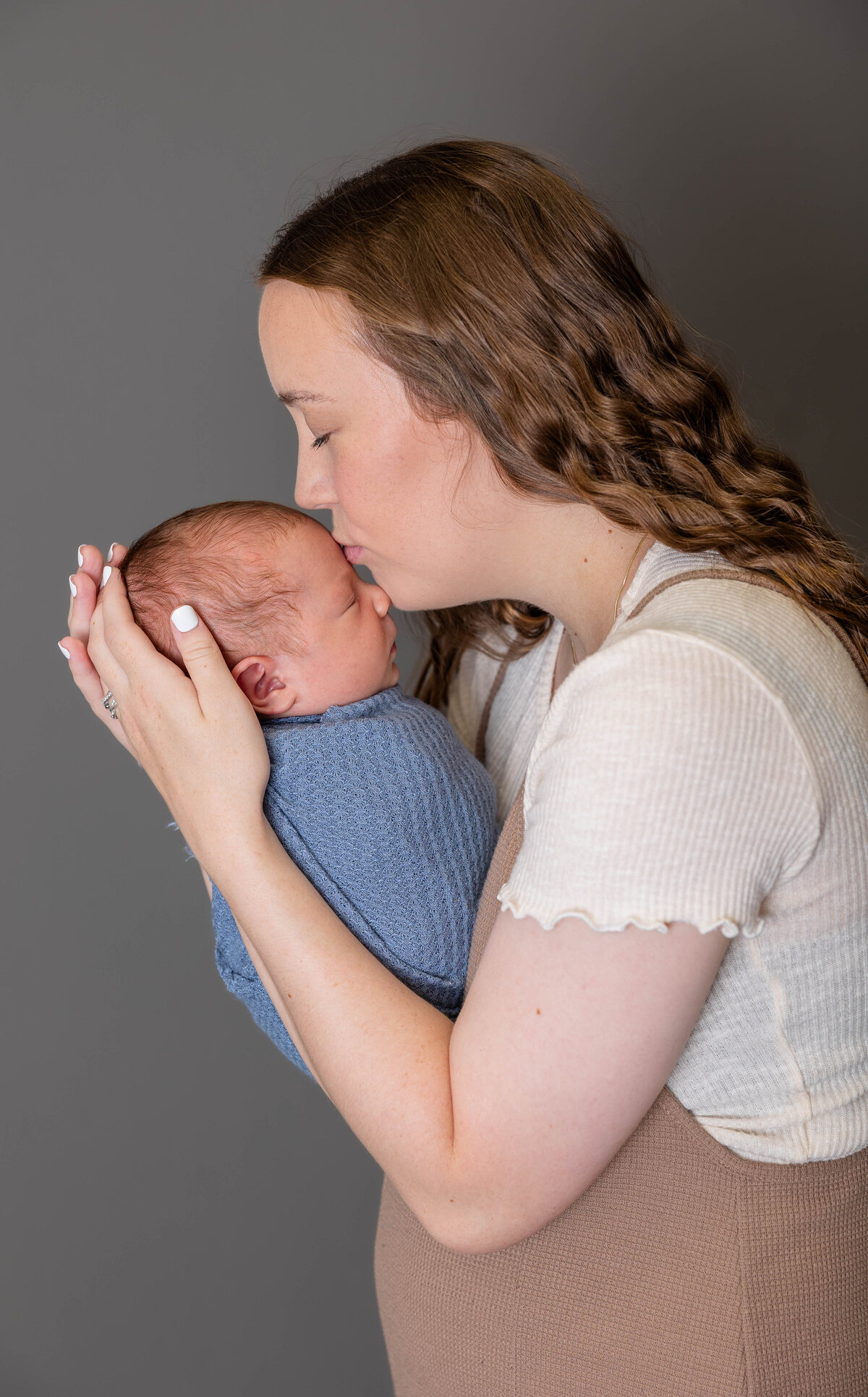 Frozen Moments Pennsylvania Posed Newborn Photographer Mom Kiss