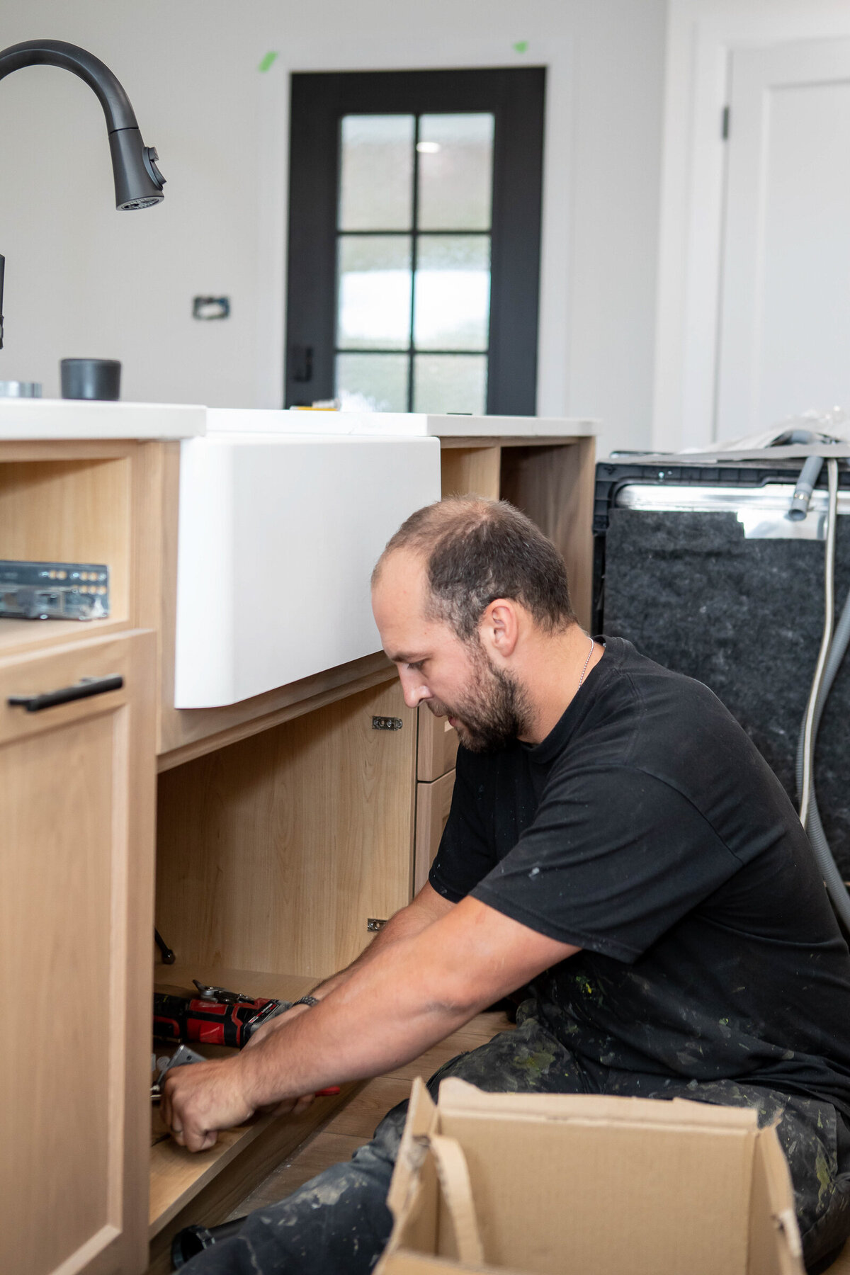 Plumber-installing-sink