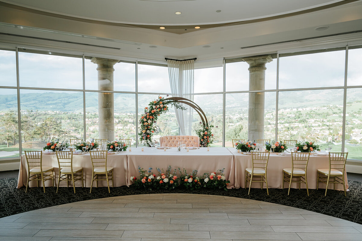 head-table-with-circle-floral