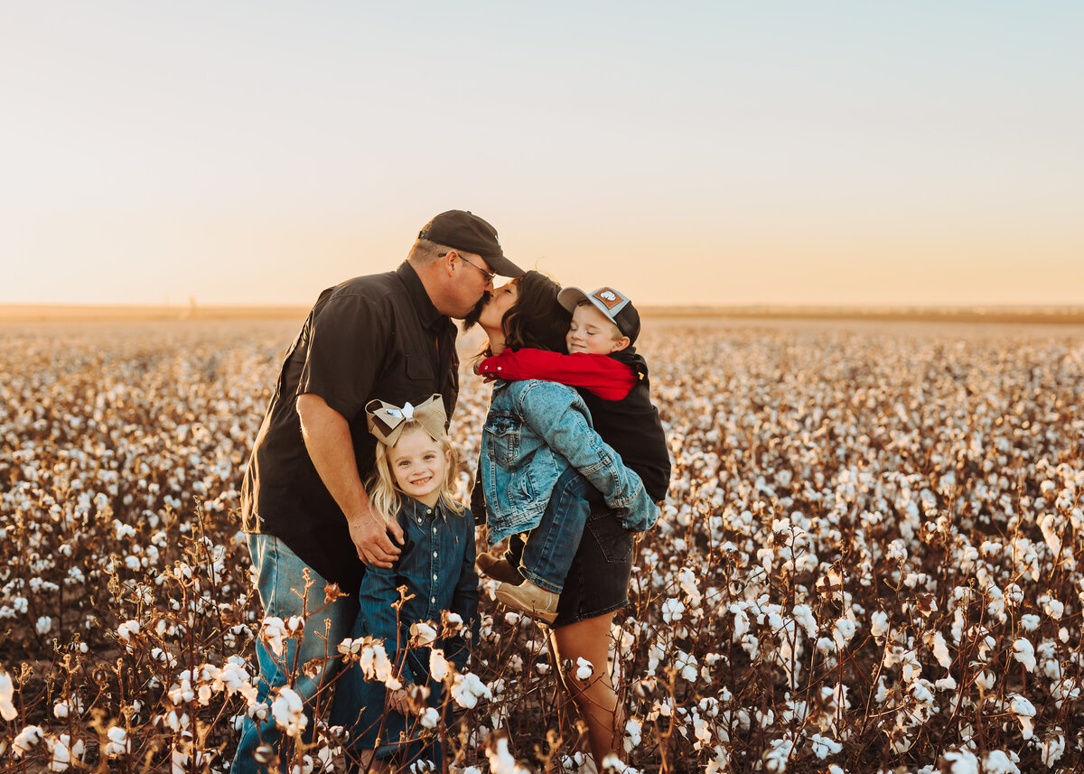Family-Photography-In-Cotton-Field-Oklahoma