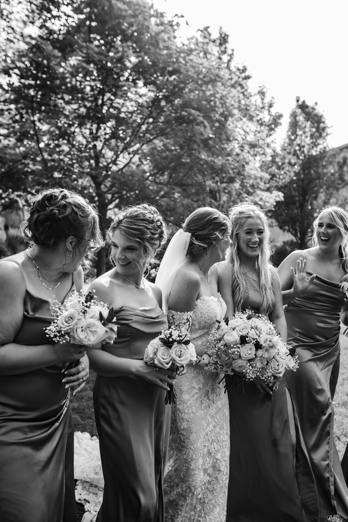 bride-bridesmaids-bouquets-outdoor-des-moines-wedding-storyteller-collective-photo-co
