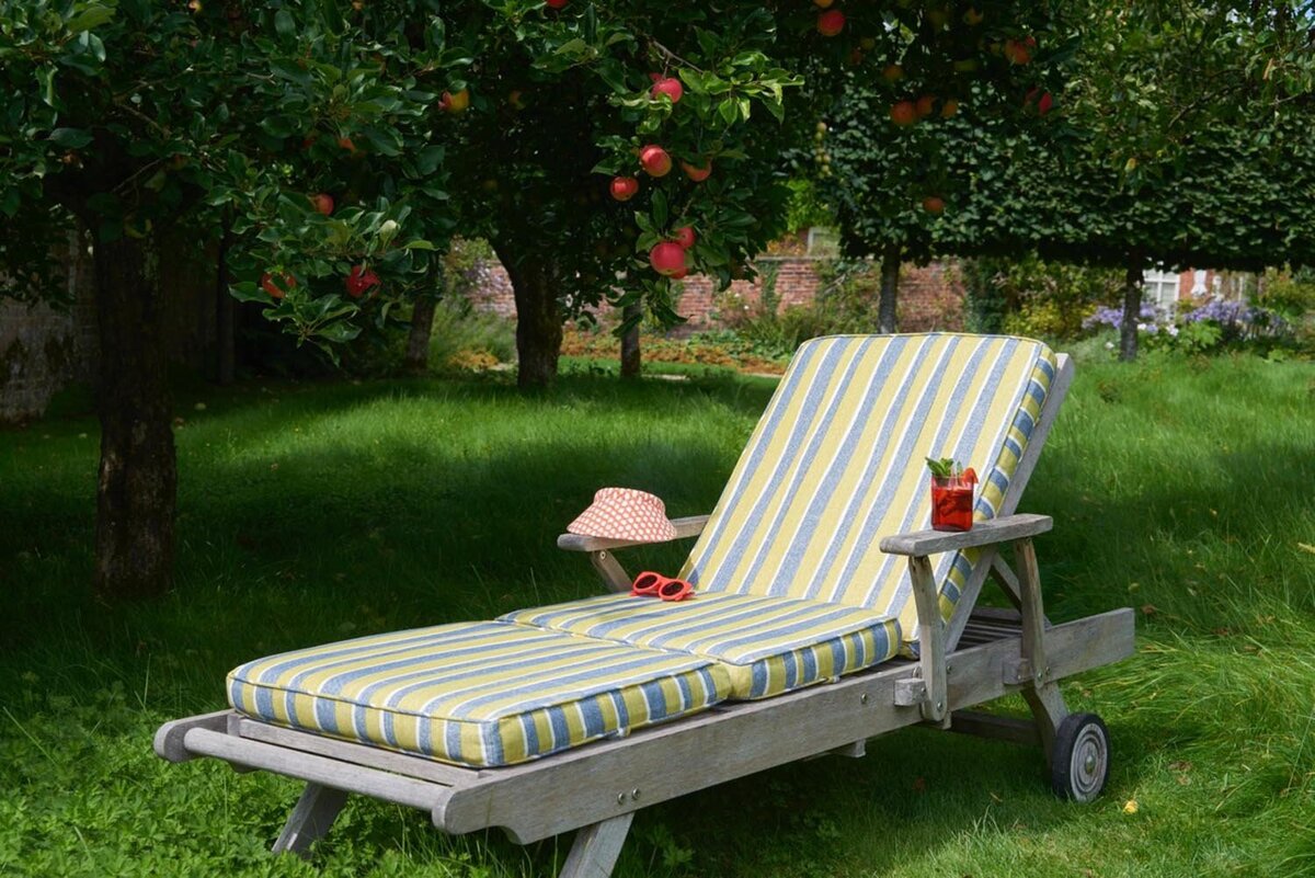 LIFESTYLE OUTDOOR-SINGLE SUN LOUNGER_HAT-POLYESTER-ORCHARD STRIPE_WICKER-OUTORCH-514_OUTWICK-613-GREEN_RED-ACCESSORIES-LOW