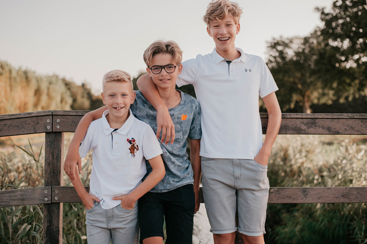 familieshoot-bij-water-golden-hour-emotie-Leukfotografie-7