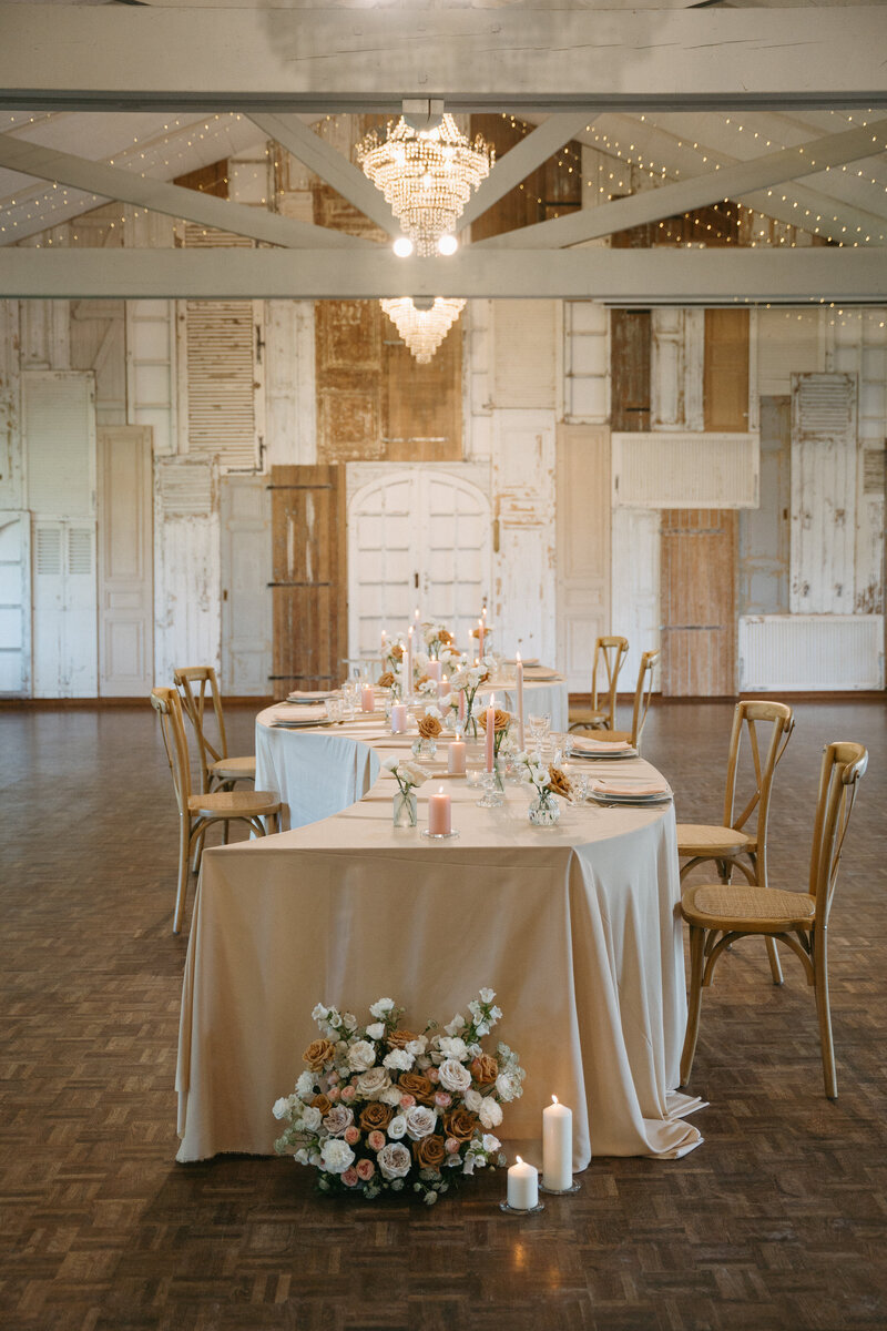 Décor de mariage avec table sinusoidale. Scénographie de mariage crée par Nos moments ensemble, organisatrice de mariage nantes pays de la loire.