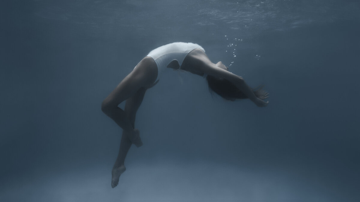 HOLLY-MCLEAN-PHOTOGRAPHY-7193bluefinalwide+.2