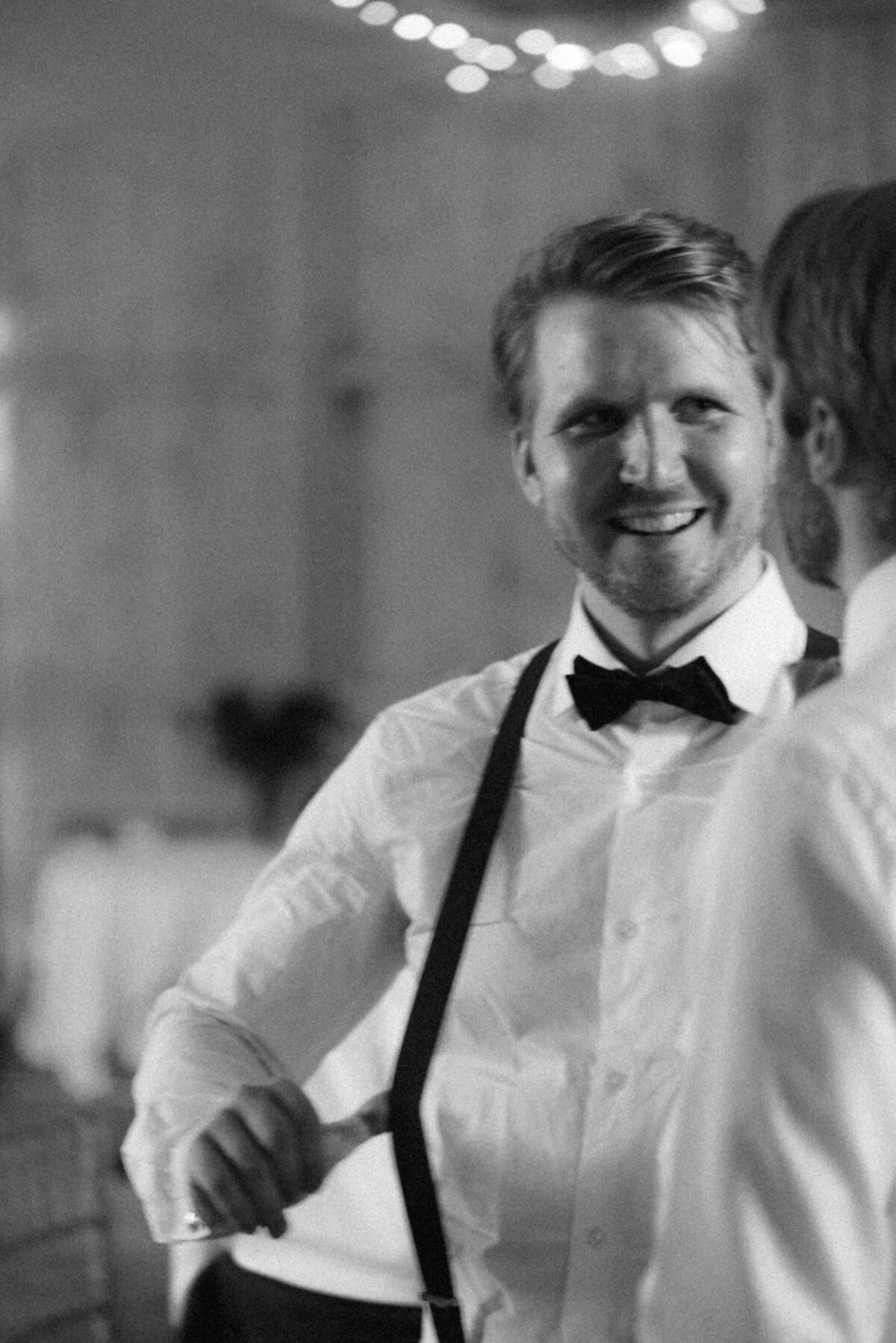 The groom laughing in an image captured by wedding photographer Hannika Gabrielsson.