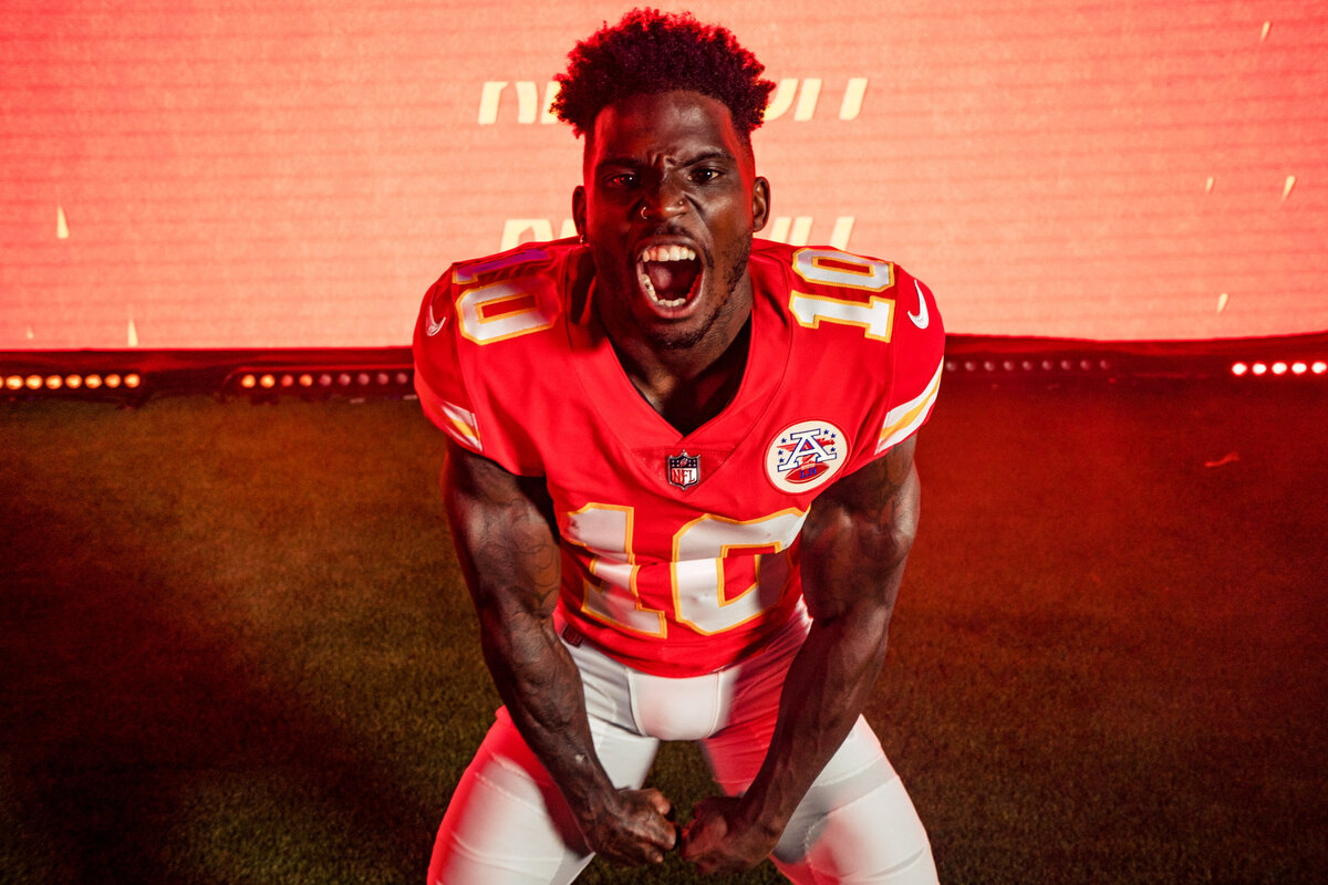 kansas-city-sports-photography-0314-chiefs-player-in-uniform