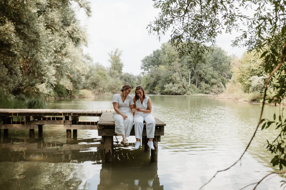 Eileen-et-Lucie-couple-mariage-ponton-nature1