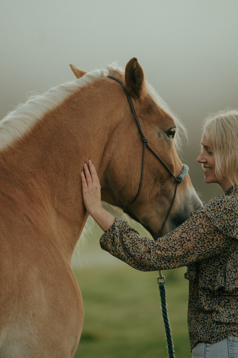 Emotioneel moment tussen Sanne en haar paard Stan, vastgelegd door Alina Nieman.
