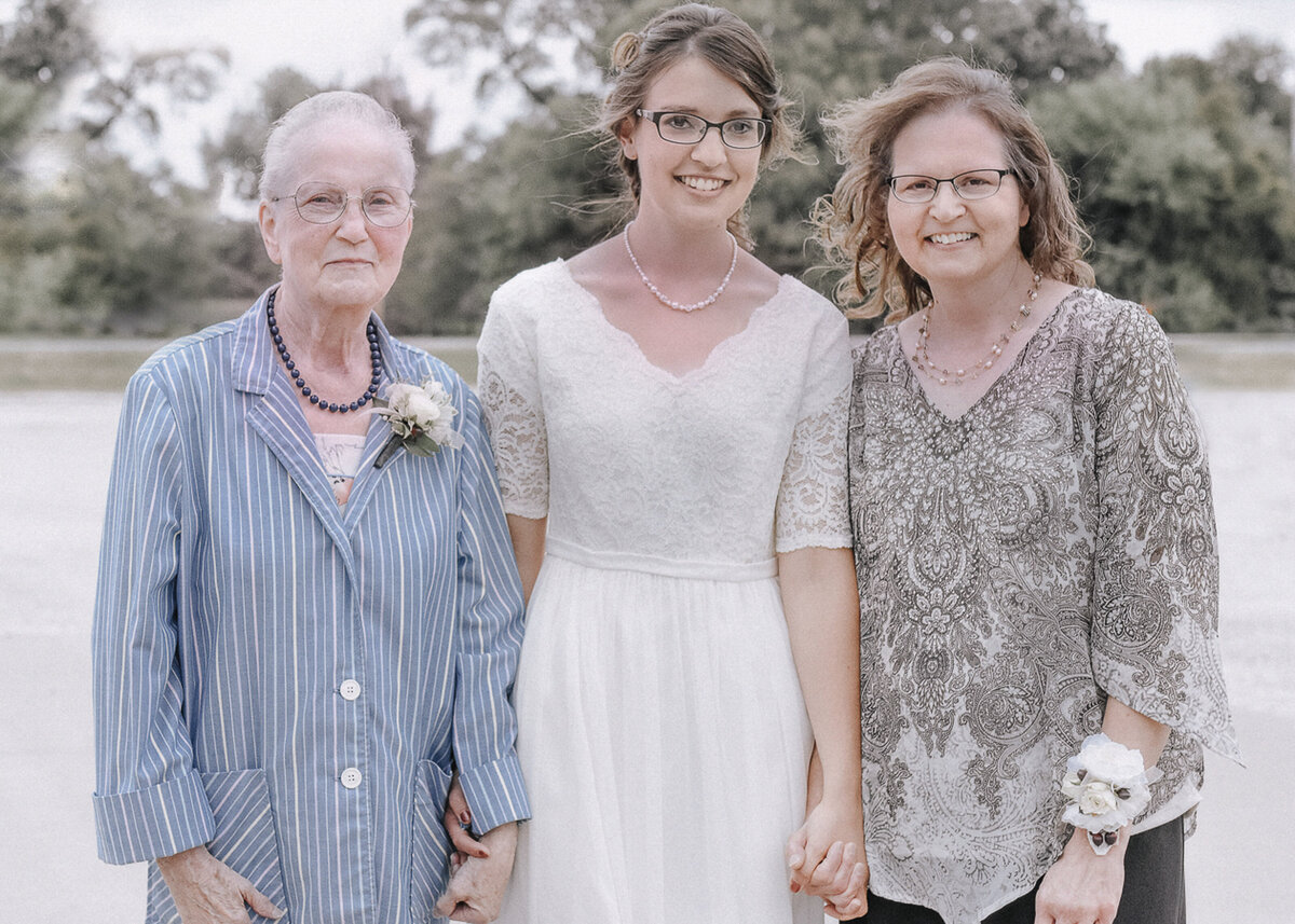 wedding family | Iowa wedding photographer | Iowa Photographer | Playlife | Cedar Rapids | Iowa City | Kalona | Alaynna Ann Schwartz-16