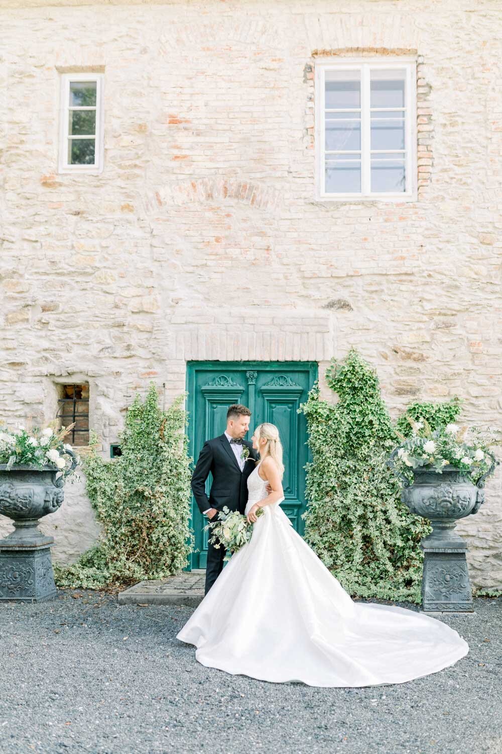 ženich a nevěsta před vilou v toskánském stylu