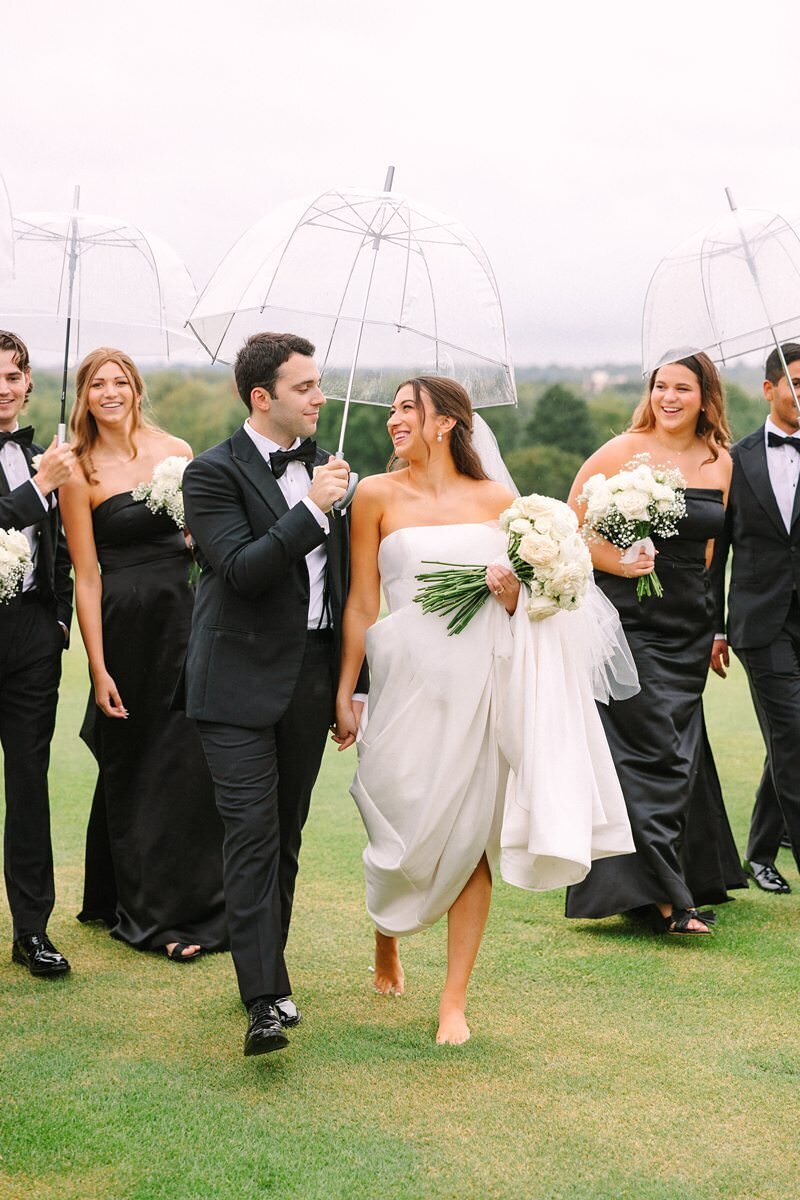 bride-and-groom-rainy-umbrella-evansville-country-club16