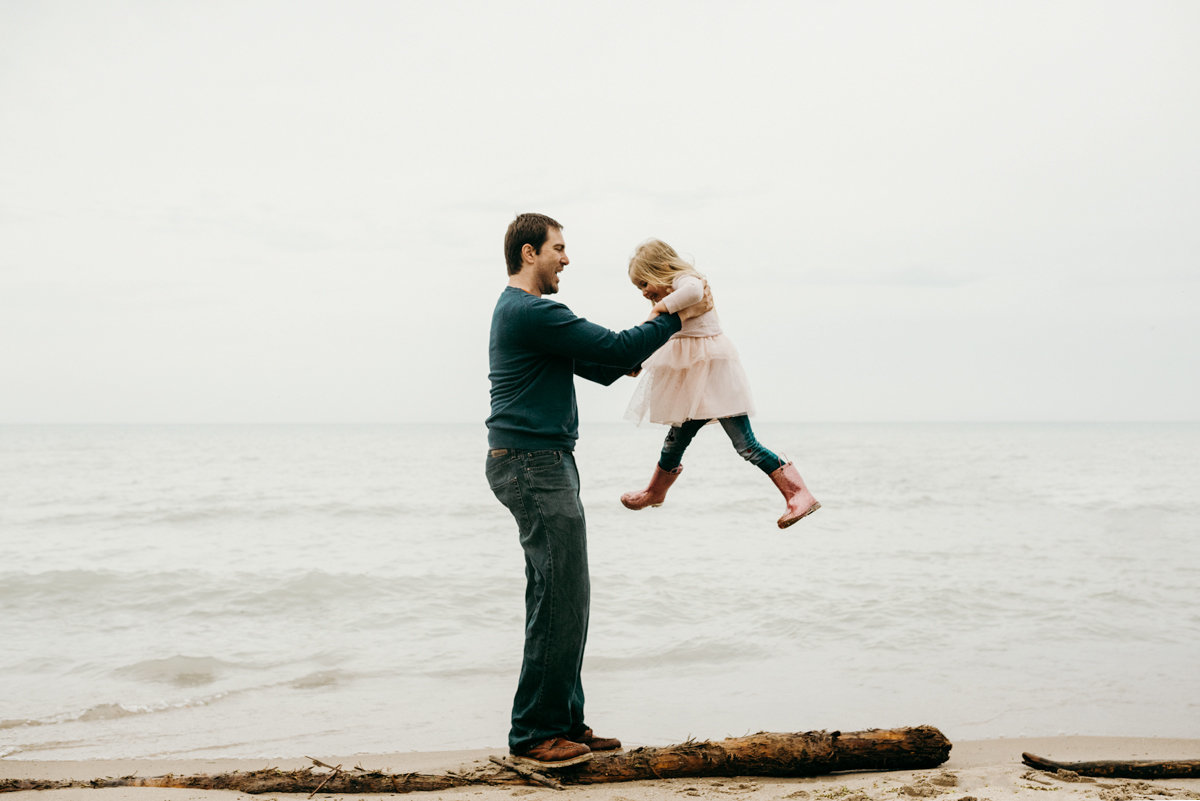 Milwaukee-family-photographer.erika-lee-photography.beach-family-session.hintzke.2019.01