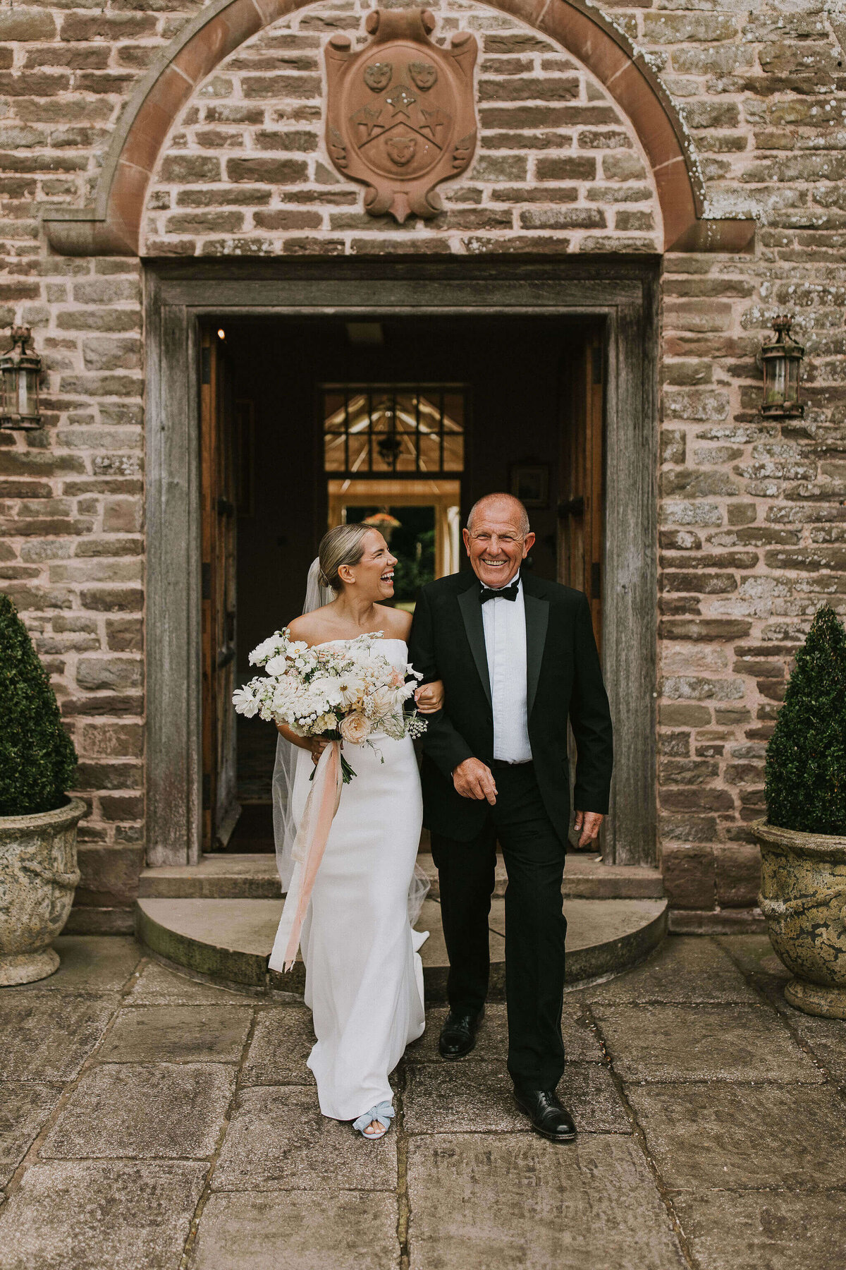 Issy-and-Bella-Floral-Design-Wedding-Florist-Herefordshire-Dewsall-Court-N-Z34