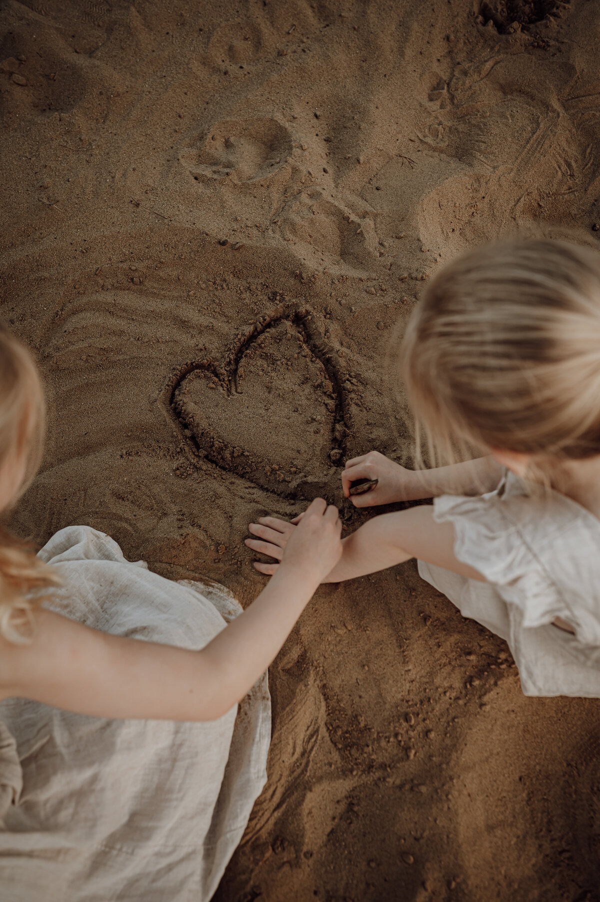 Kindjes spelen in het zand tijdens gezinsshoot op  Landschotse Heide in Beerzel