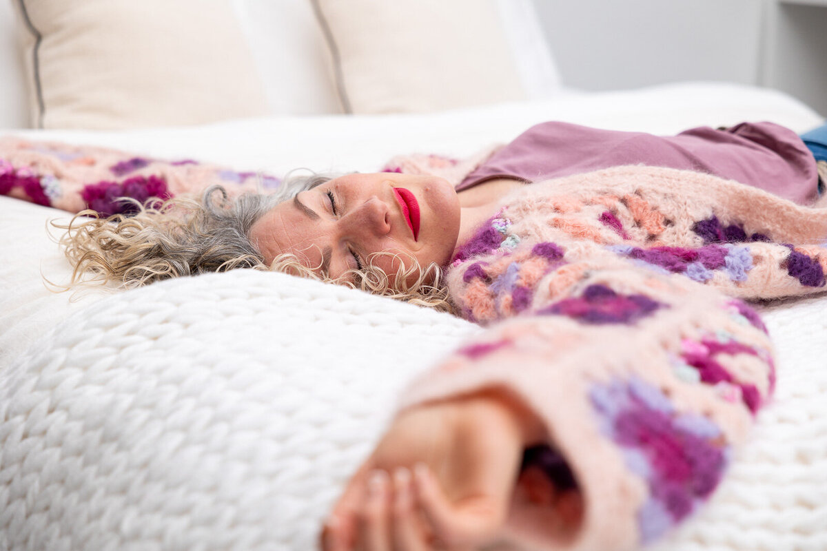 Professionele branding fotograaf maakt foto’s voor vrouwelijke ondernemer in haar kantoor