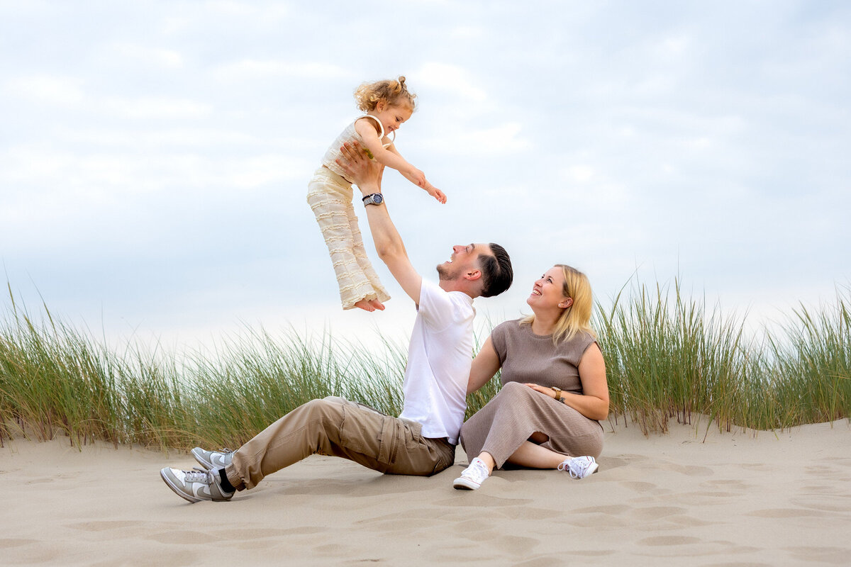 Duinen-familiefotograaf-strand-gezinsfotoshoot-met-klein-kind-professionele-fotoshoot-fotograaf-hellevoetsluis-170