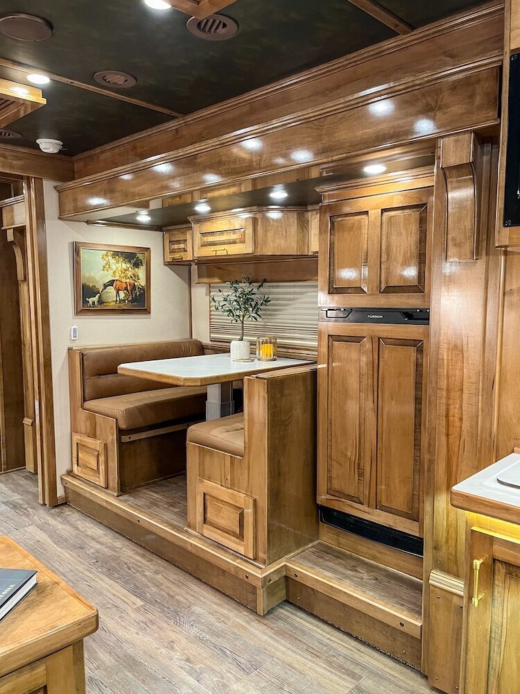 luxury-living-quarter-horse-trailers-trail-boss-conversions-living-areas-10