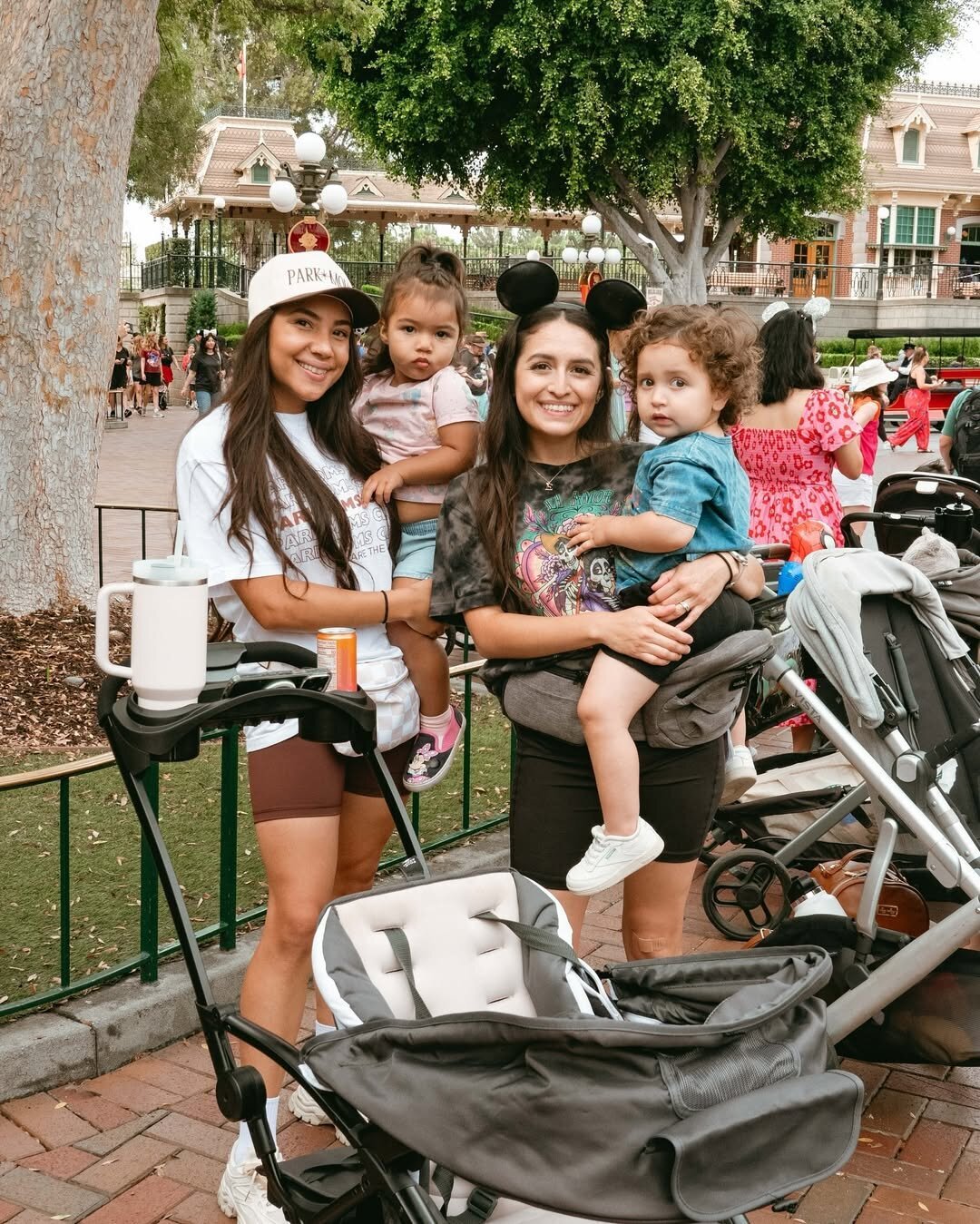 Magical moments from mom walk. SHOUT OUT to the co-host @happyniss.life for holdin’ it down. You’re amazing (1)