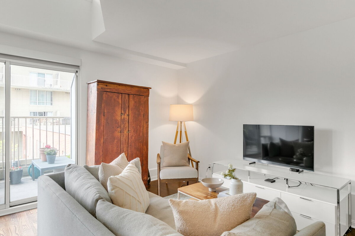 12-web-or-mls-8_005_Living Room