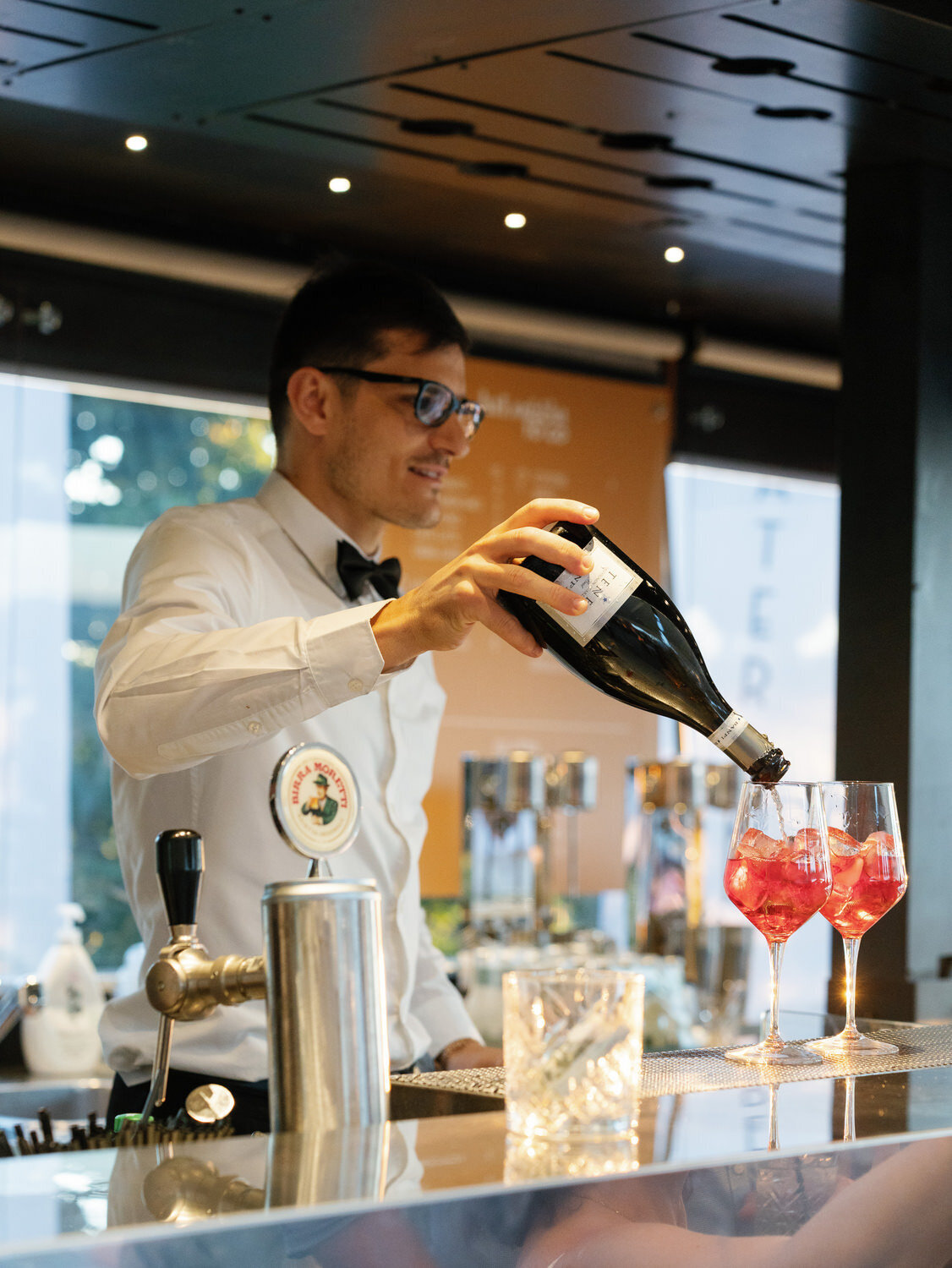 41-Bartender-Mixing-Cocktails-at-Pre-Wedding-Dinner-In-Tuscany