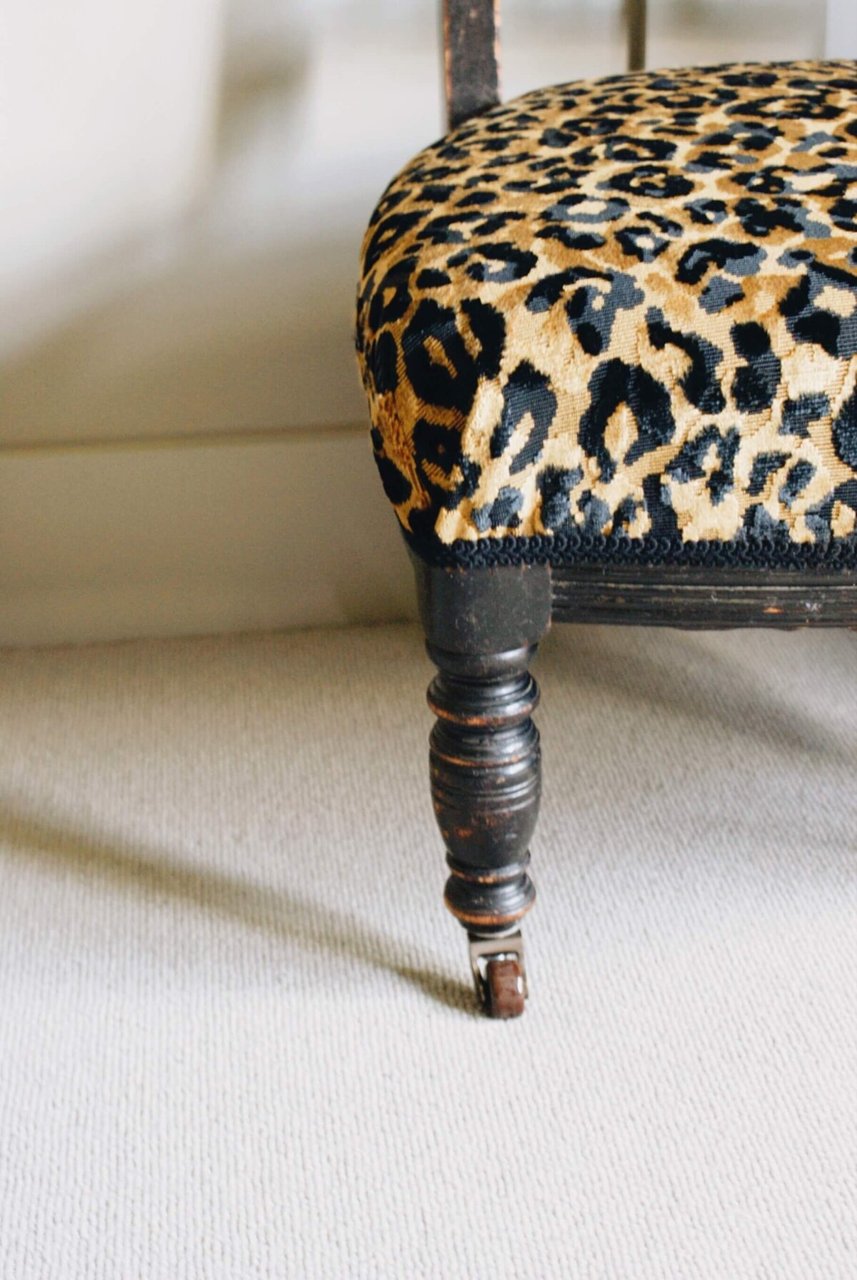 living-room-upholstered-leopard-chair