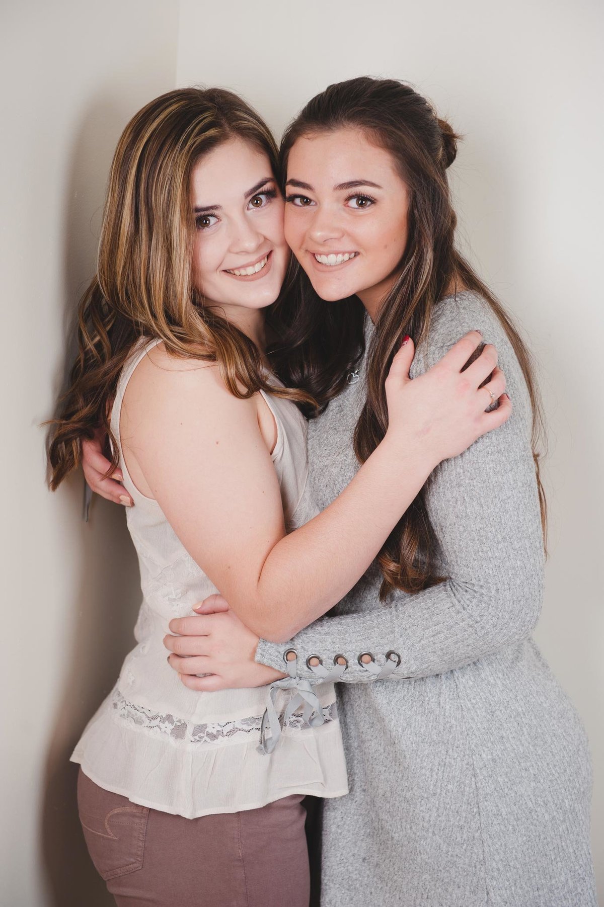 Tacoma-Senior-portraits-studio-AmandaHowse-pink-2-sisters