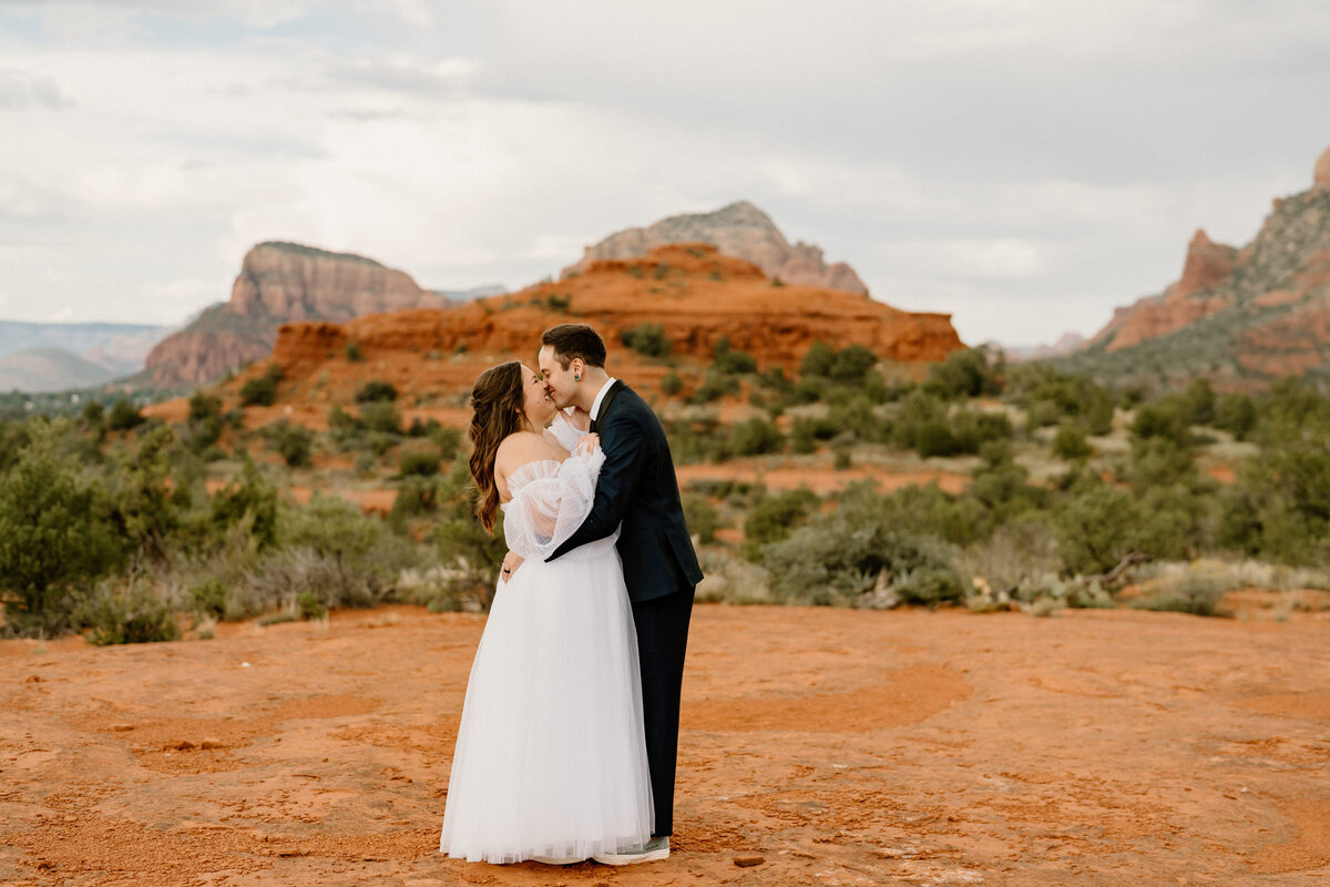 newlyweds kiss in arizona landscape