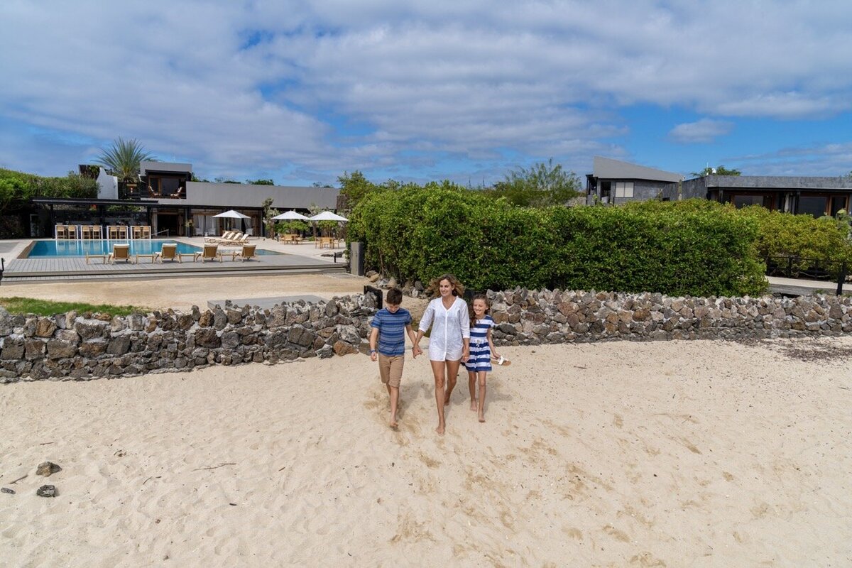 Waterstone - Finch Bay Galapagos Hotel - Santa Cruz Island - Galapagos - Ecuador - Luxury Boutique Hotel - FINCH BAY BAR PISCINA HABITACIONES 1371-2 3 Large