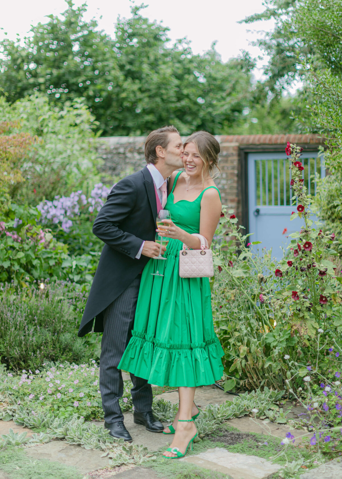 chloe-winstanley-weddings-hambleden-couple-portrait-kiss