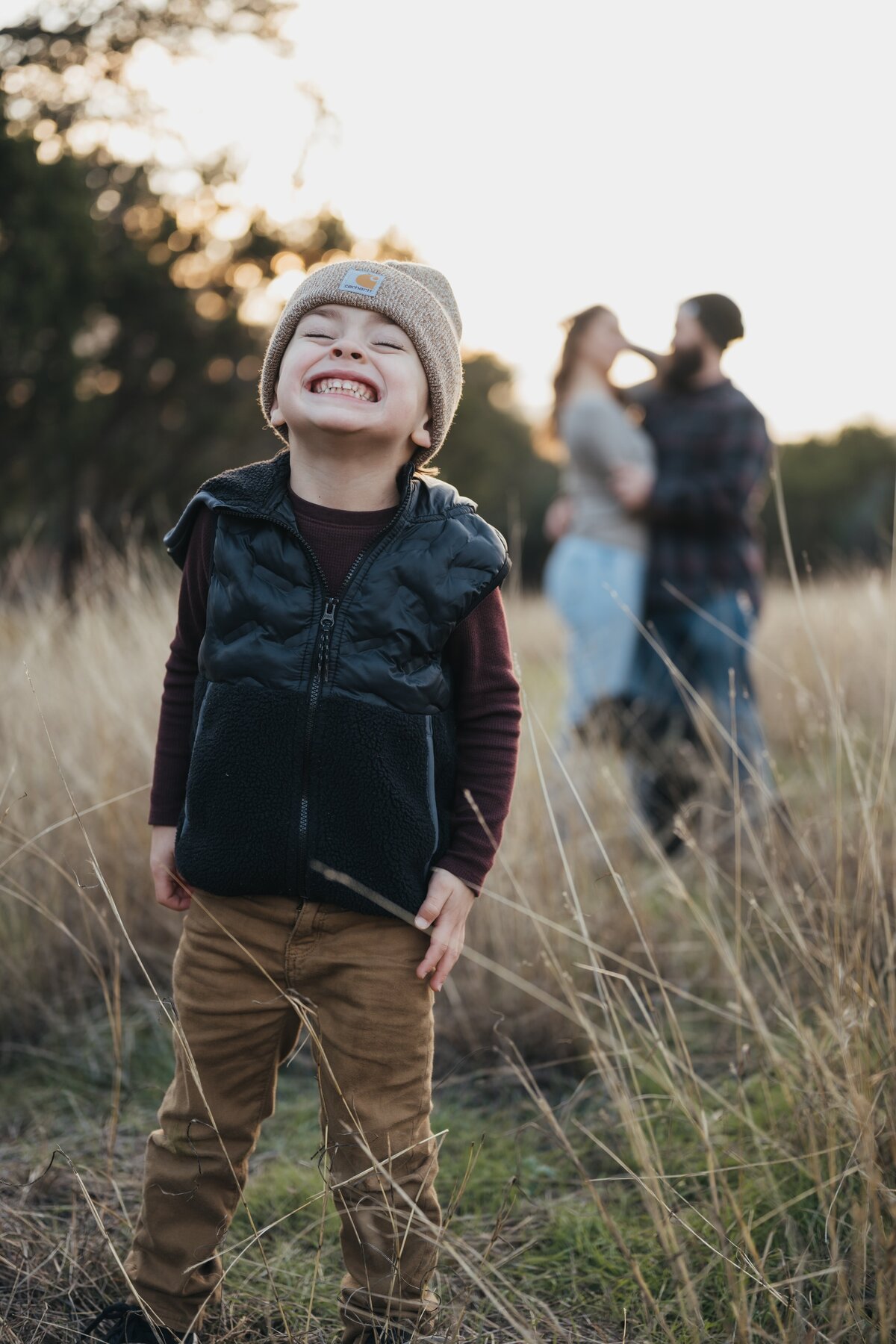 kids-smiling-parents-kissing