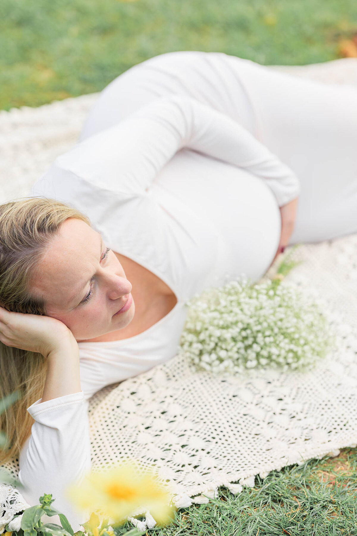rose-garden-maternity-session-harkness-memorial-connecticut-32