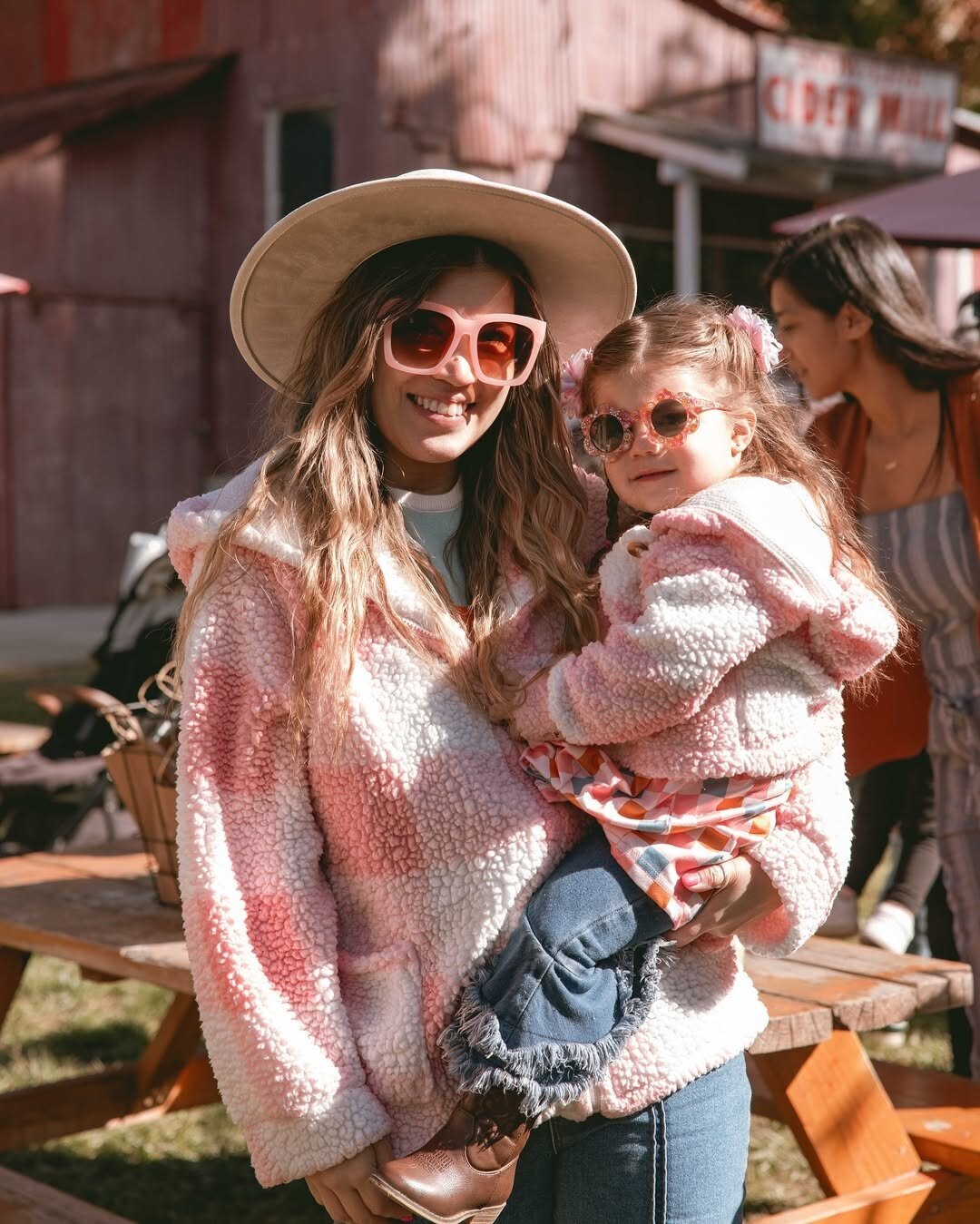 MOMENT 4 LIFE   A bunch of lil moments captured from the apple orchard w- @wheremomsmeet.oc & @redlandslattesandlittles (1)