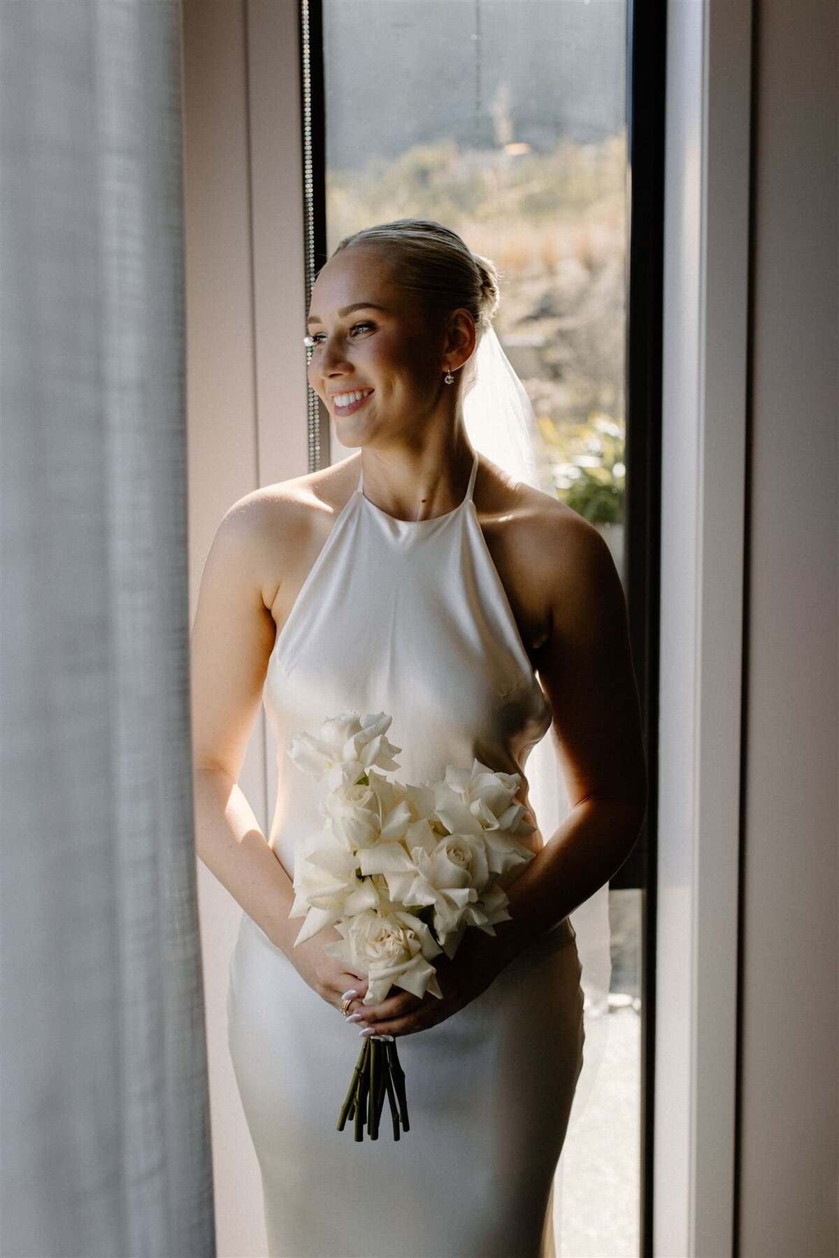 bride-wedding-day-queenstown-flowers-elegant
