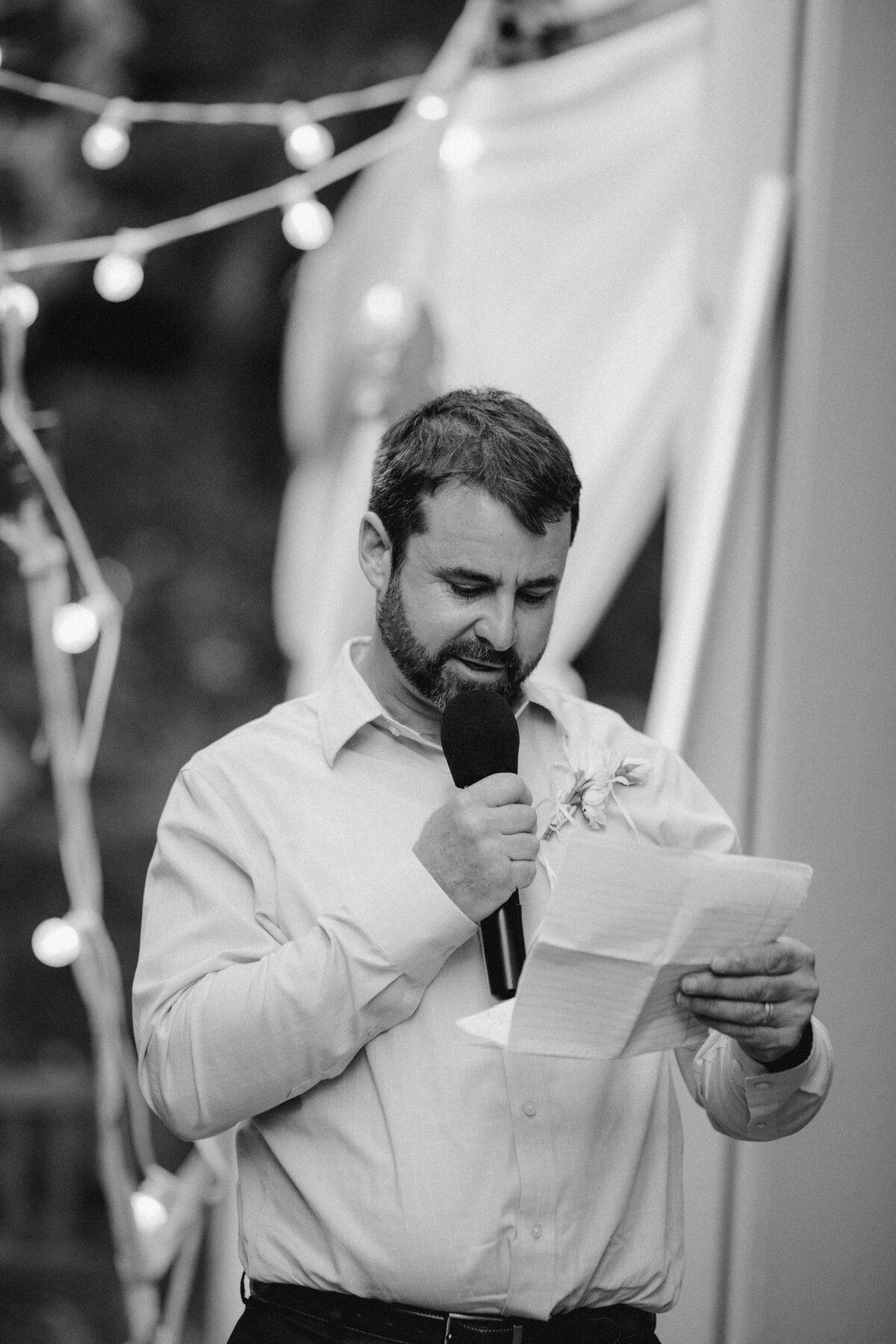 Man making a speech at wedding reception at Umlauf Sculpture Garden, Austin