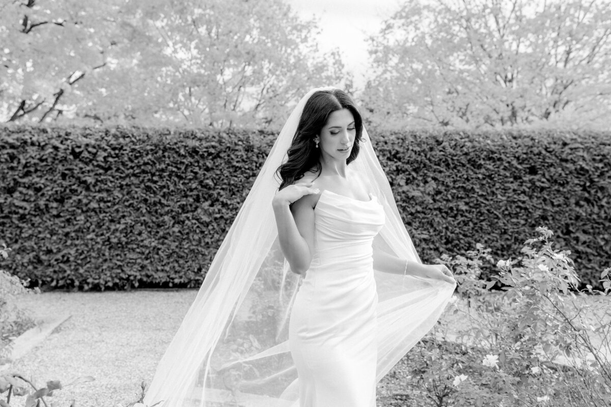 Effortlessly artful wedding photography by Emma Haidar, serving couples across Canada, NYC, and France.