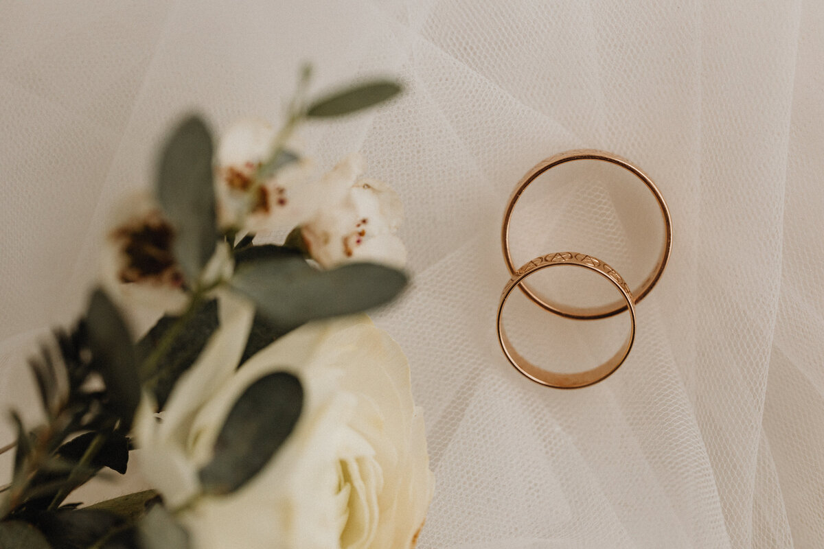 kaboompics_wedding-rings-flowers-veil-31925