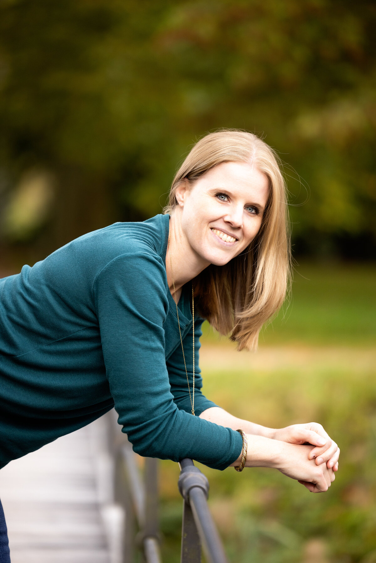 Portrait einer Frau im Grünen