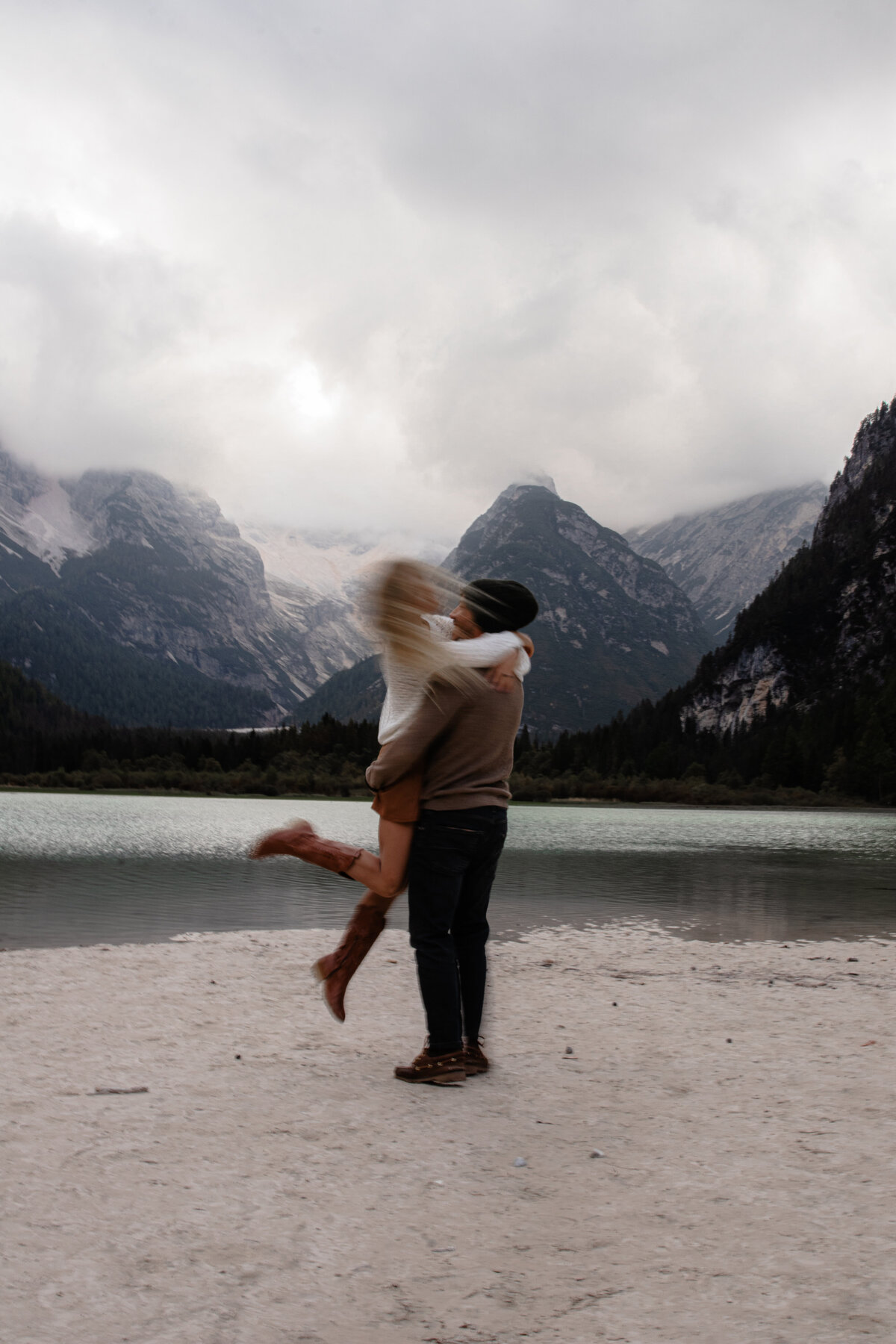 Romantic coupleshoot by the serene waters of the Dolomites