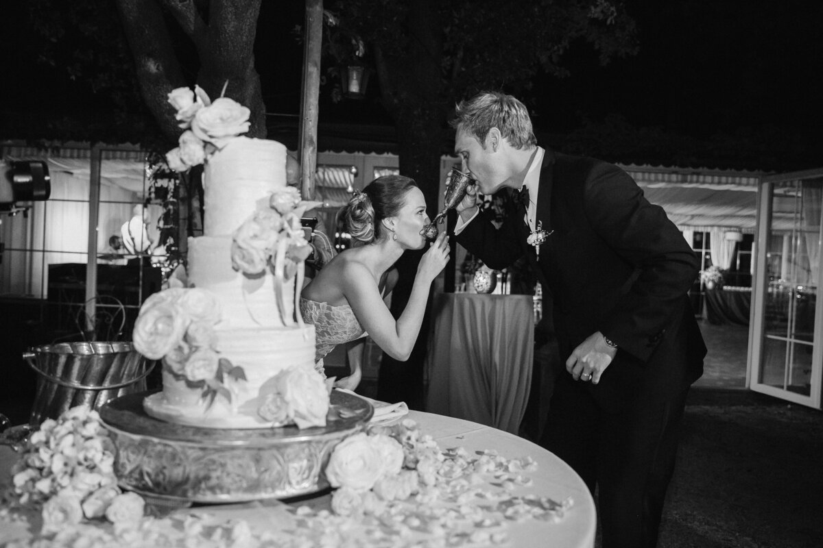 bride-groom-classic-toast-cake-at-villa-wedding