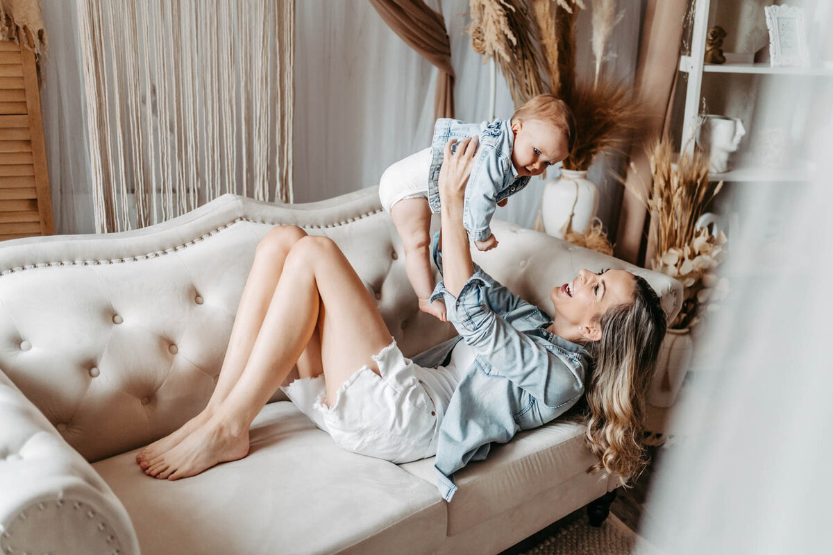Rodinne_foceni_mama_a_ja__v_atelieru_Praha_10_fotografka_Karolin_Ticha11