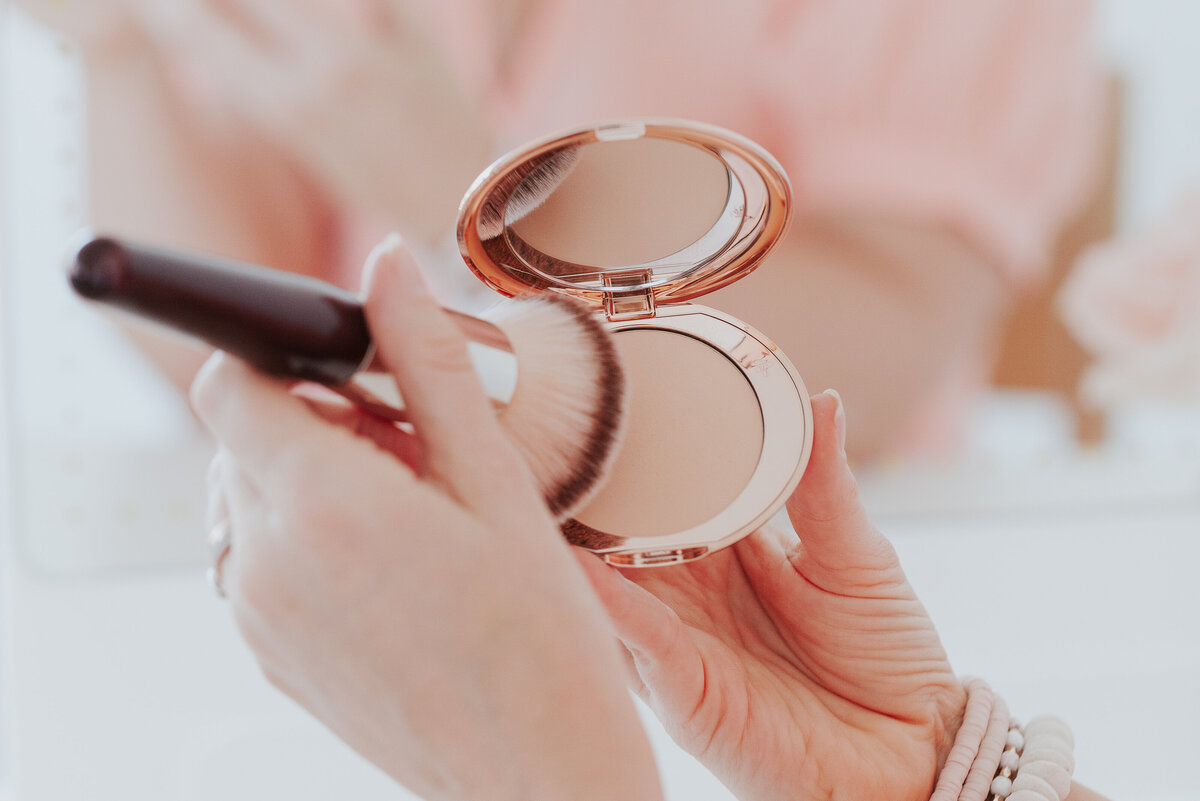 detail-photo-compact-makeup-brush-for-makeup-artist-brand-photo-the-frame-charlotte