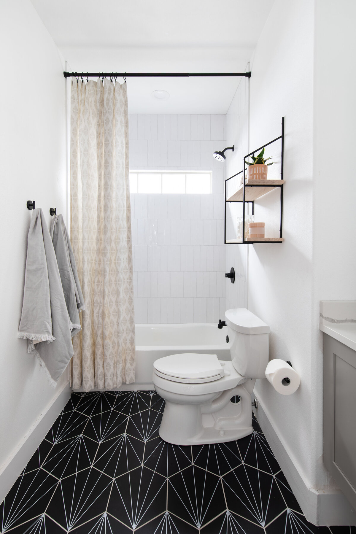 hello-home-small-bathroom-design-with-patterned-floor-contemporary-bathroom-renovation-ideas-3