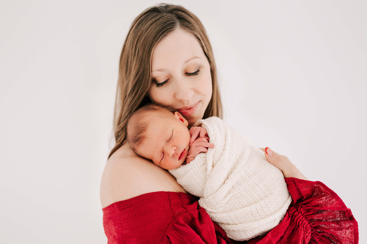 baby sleeping on moms shoulder captured by Springfield MO newborn photographer Jessica Kennedy of The XO Photography