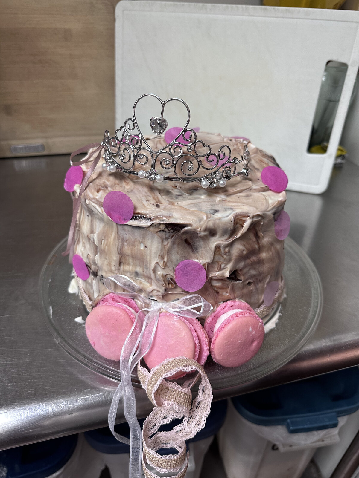 regina-custom-macaron-cake-design
